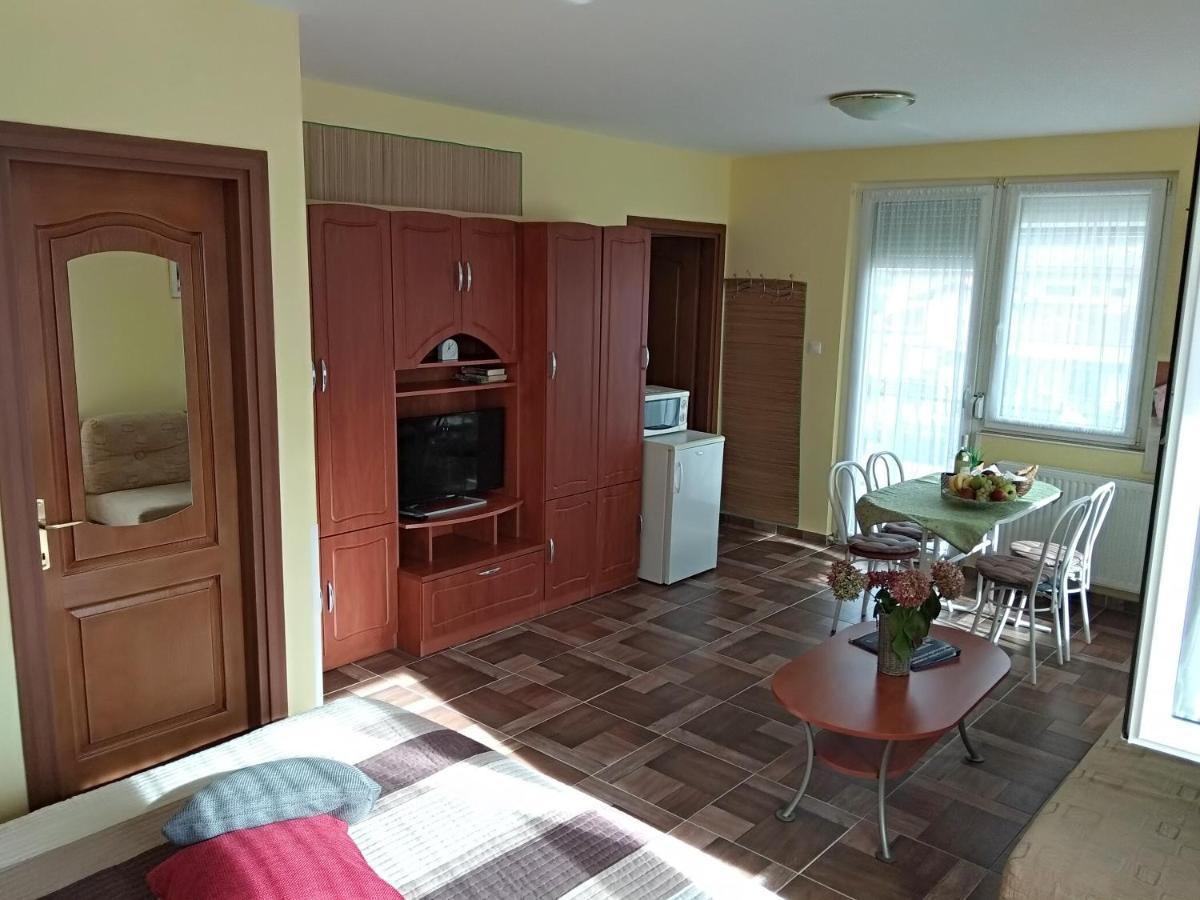 Yellow Apartmanhaz Buk Luaran gambar