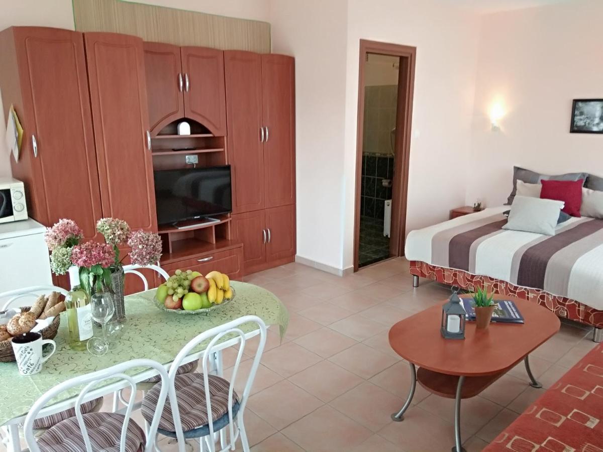 Yellow Apartmanhaz Buk Luaran gambar