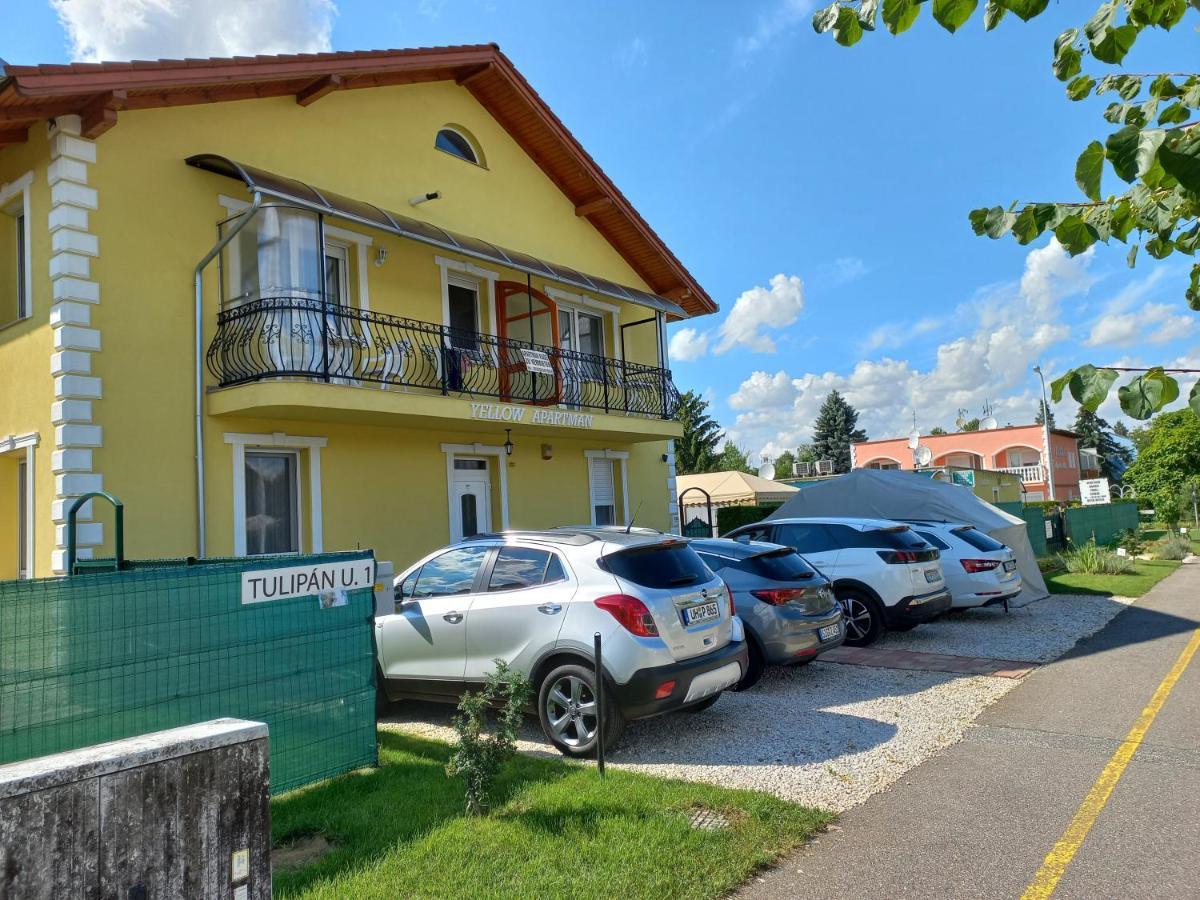 Yellow Apartmanhaz Buk Luaran gambar