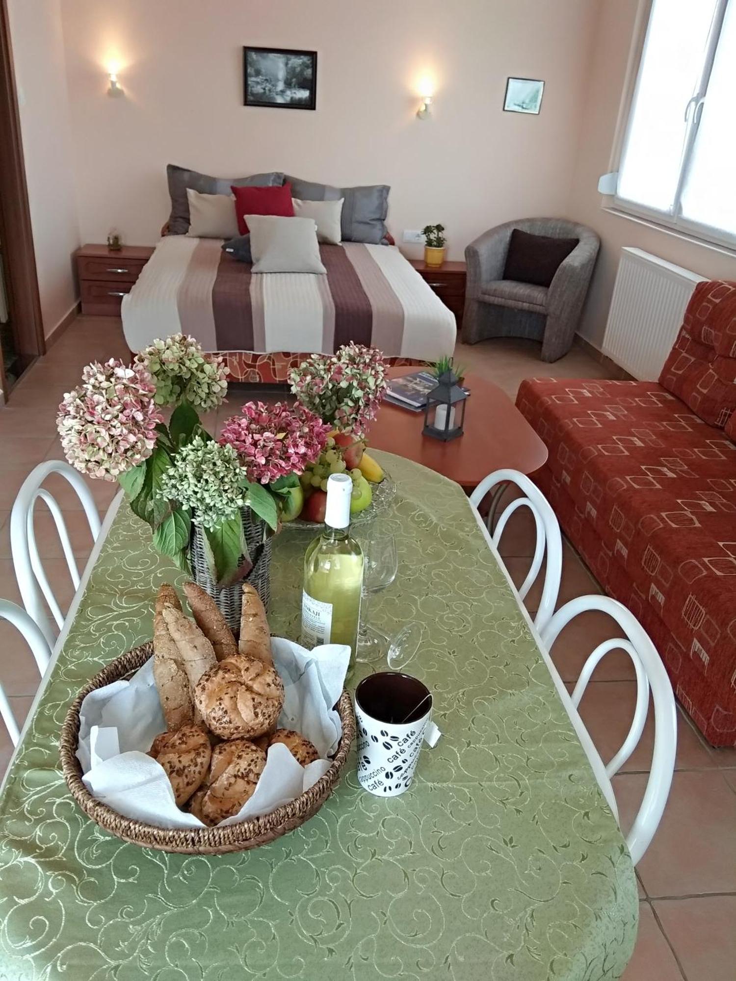 Yellow Apartmanhaz Buk Luaran gambar