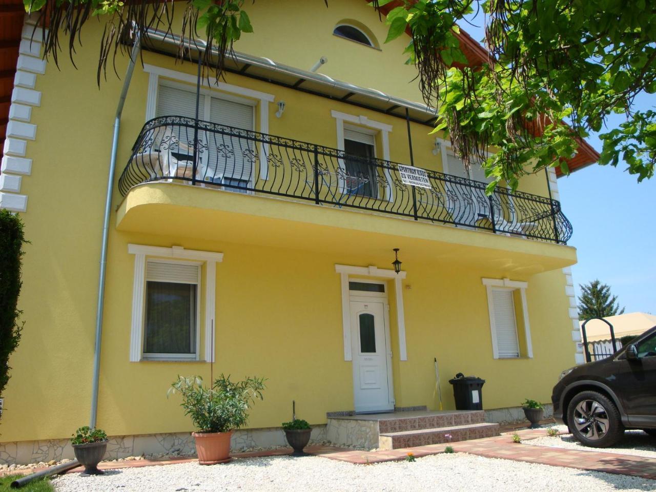 Yellow Apartmanhaz Buk Luaran gambar