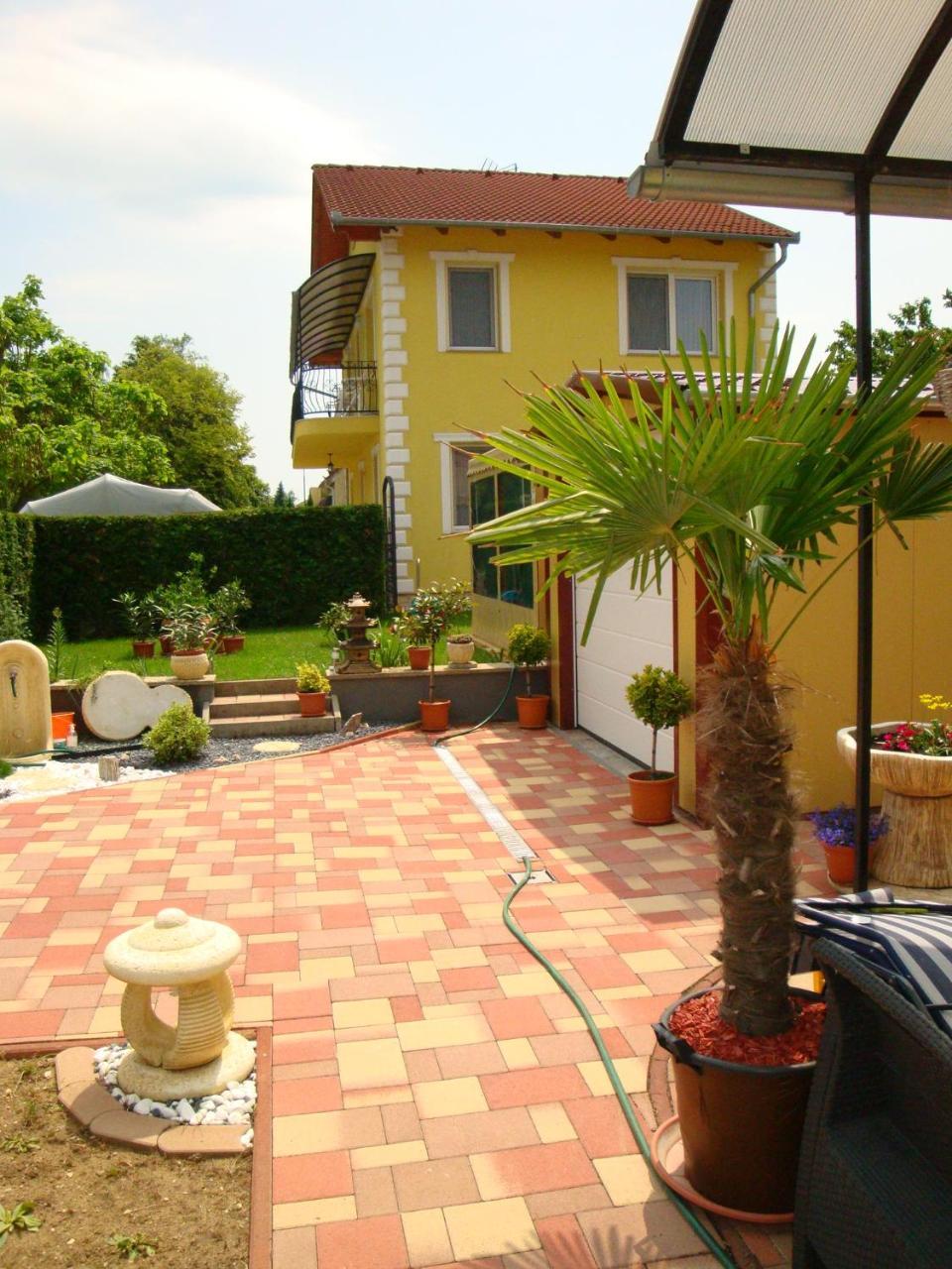 Yellow Apartmanhaz Buk Luaran gambar