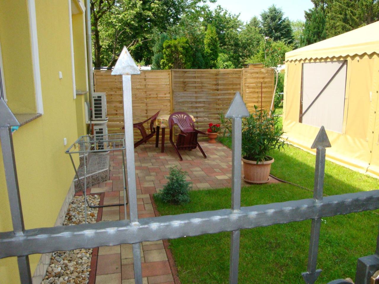 Yellow Apartmanhaz Buk Luaran gambar