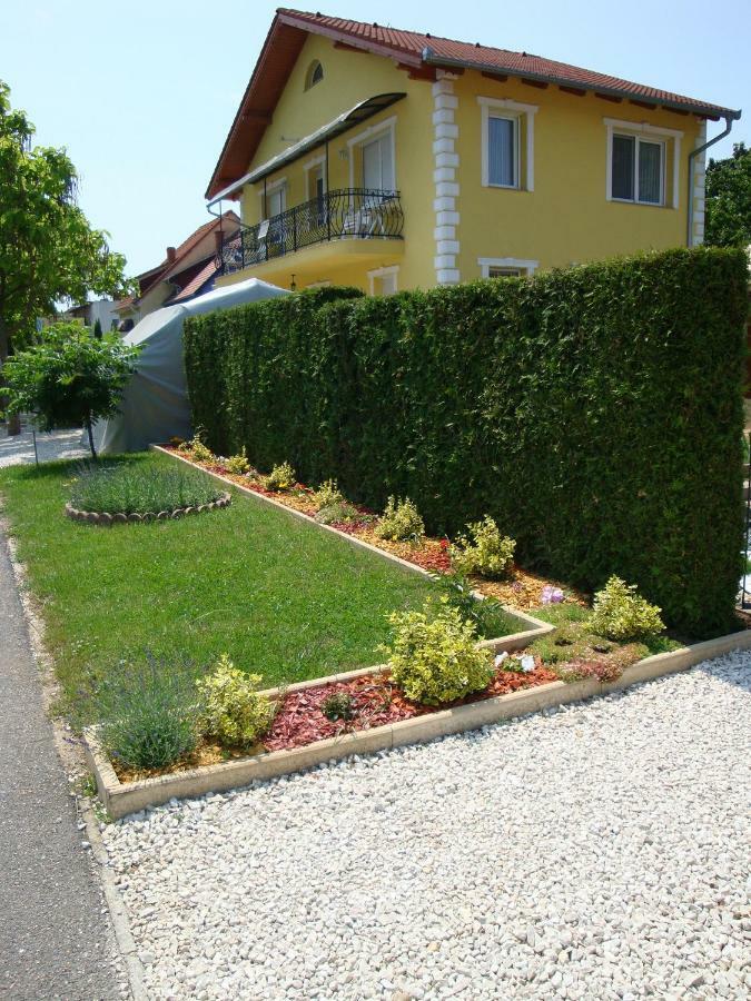 Yellow Apartmanhaz Buk Luaran gambar
