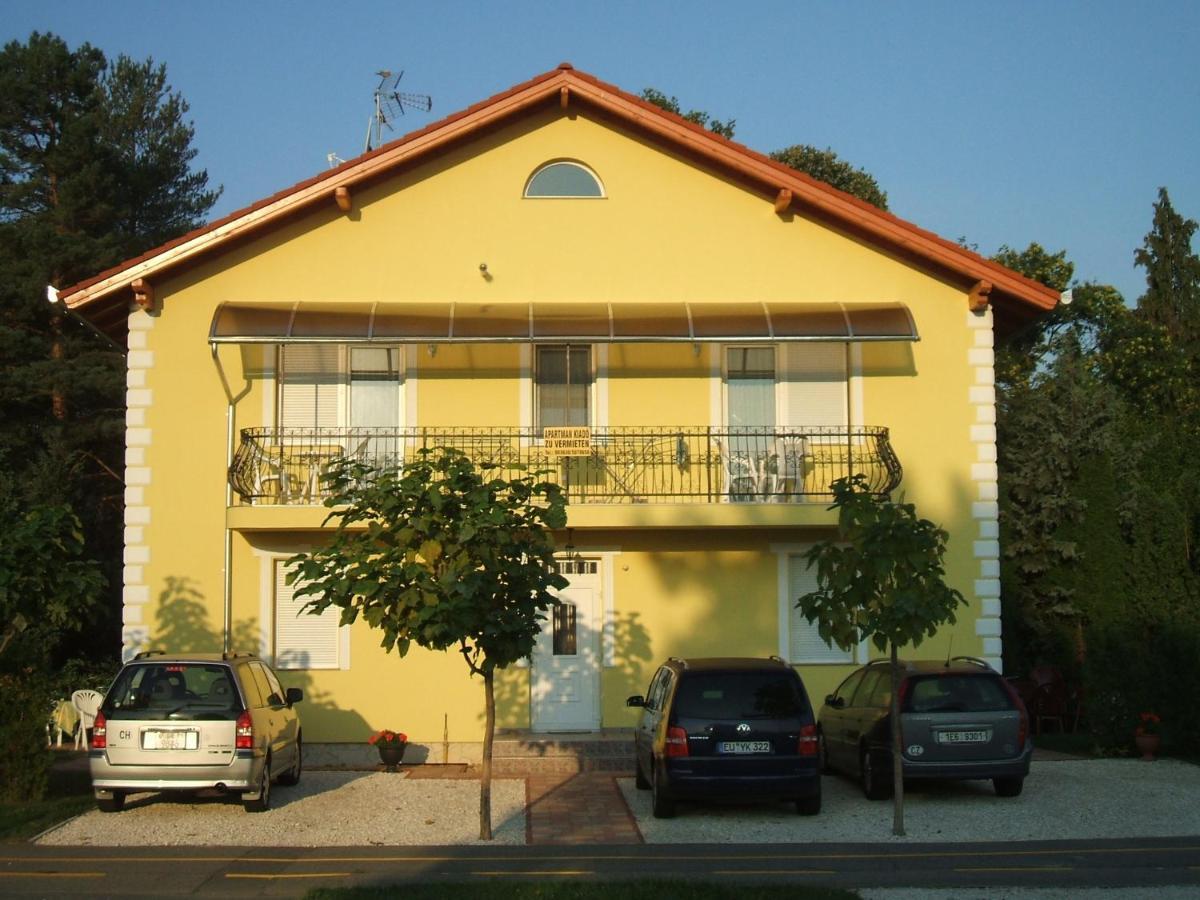 Yellow Apartmanhaz Buk Luaran gambar