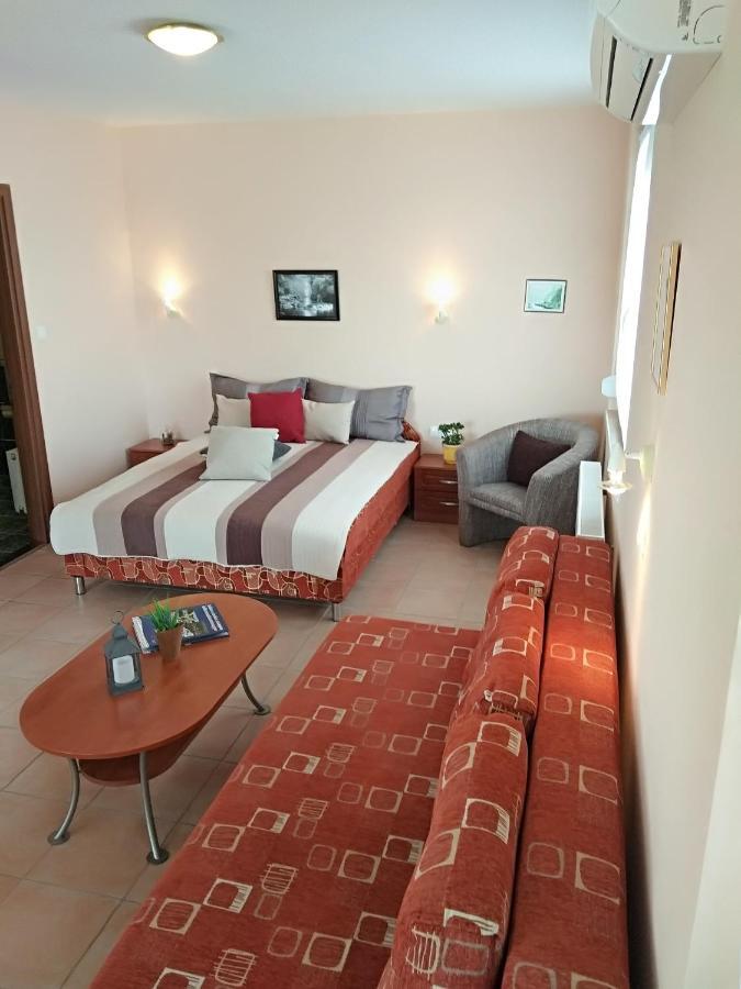 Yellow Apartmanhaz Buk Luaran gambar