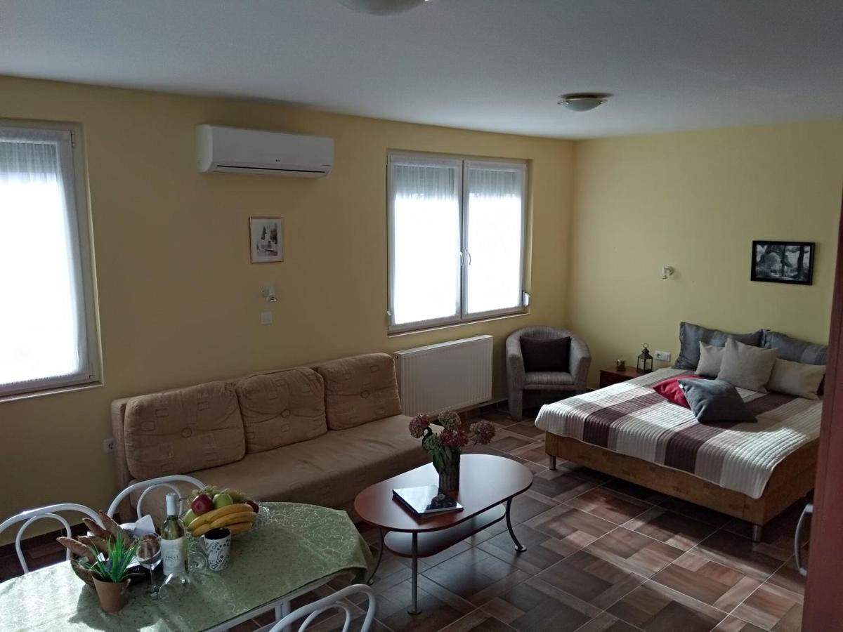 Yellow Apartmanhaz Buk Luaran gambar