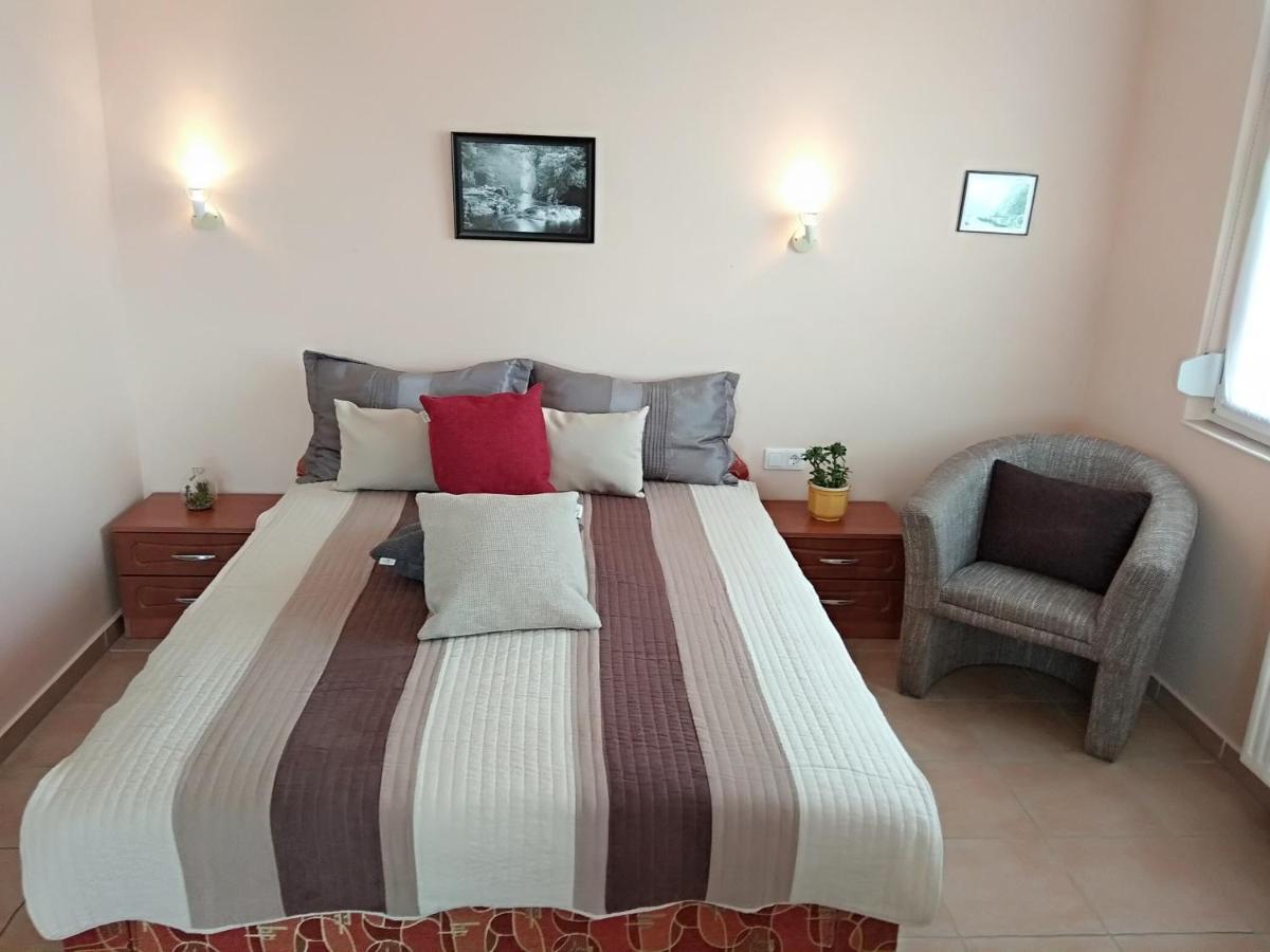 Yellow Apartmanhaz Buk Luaran gambar