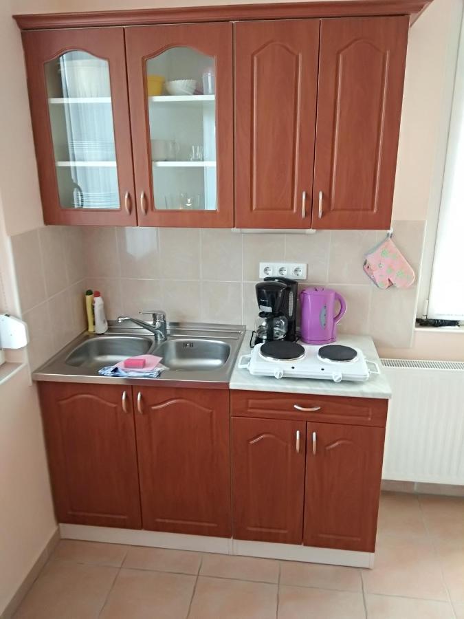 Yellow Apartmanhaz Buk Luaran gambar
